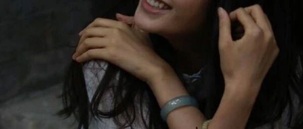 天啊，他俩居然悄悄把婚给离了。