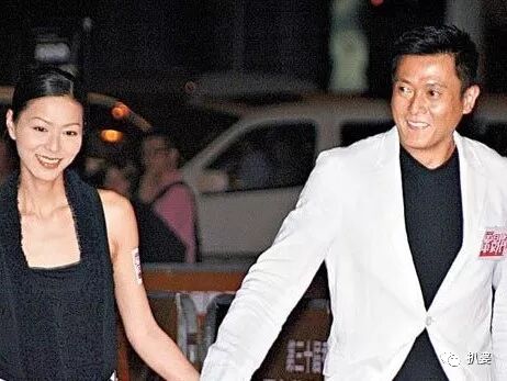 绝世渣男婚内被戴连环大绿帽，小20岁娇妻与老外车内热吻，这是我见过最大快人心的现世报了！（组图） - 36