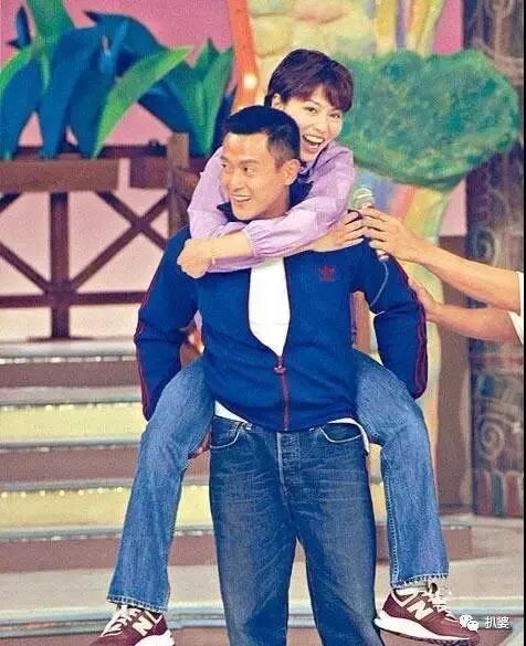 绝世渣男婚内被戴连环大绿帽，小20岁娇妻与老外车内热吻，这是我见过最大快人心的现世报了！（组图） - 32