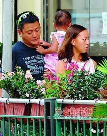 绝世渣男婚内被戴连环大绿帽，小20岁娇妻与老外车内热吻，这是我见过最大快人心的现世报了！（组图） - 64