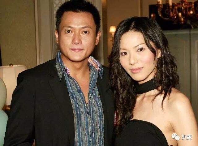 绝世渣男婚内被戴连环大绿帽，小20岁娇妻与老外车内热吻，这是我见过最大快人心的现世报了！（组图） - 35
