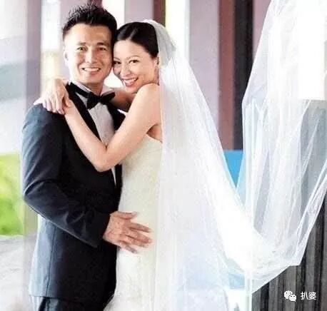 绝世渣男婚内被戴连环大绿帽，小20岁娇妻与老外车内热吻，这是我见过最大快人心的现世报了！（组图） - 57