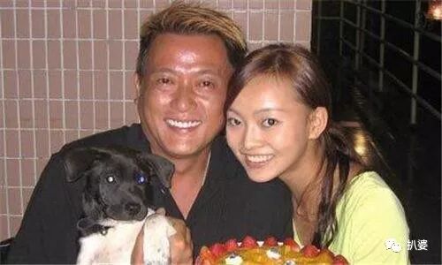 绝世渣男婚内被戴连环大绿帽，小20岁娇妻与老外车内热吻，这是我见过最大快人心的现世报了！（组图） - 42
