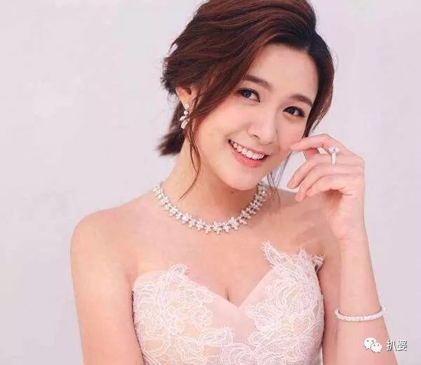 2019年度的TVB紅毯，凍齡港女們比槽點滿滿的禮服有看頭多了! 時尚 第19張