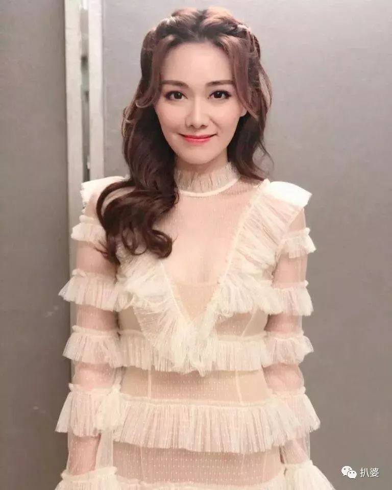 2019年度的TVB紅毯，凍齡港女們比槽點滿滿的禮服有看頭多了! 時尚 第23張