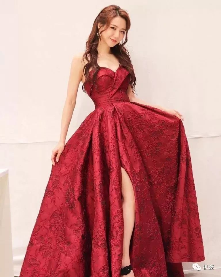 2019年度的TVB紅毯，凍齡港女們比槽點滿滿的禮服有看頭多了! 時尚 第9張