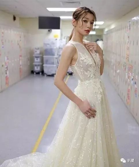 2019年度的TVB紅毯，凍齡港女們比槽點滿滿的禮服有看頭多了! 時尚 第5張