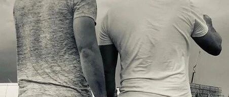 当初撕得头破血流，现在居然又秀起塑料兄弟情来了