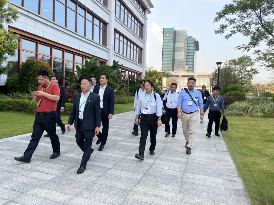 燃动鹏城！AWC 2024开幕首日智能网联汽车行业巨头齐聚，探索未来出行新风向！36