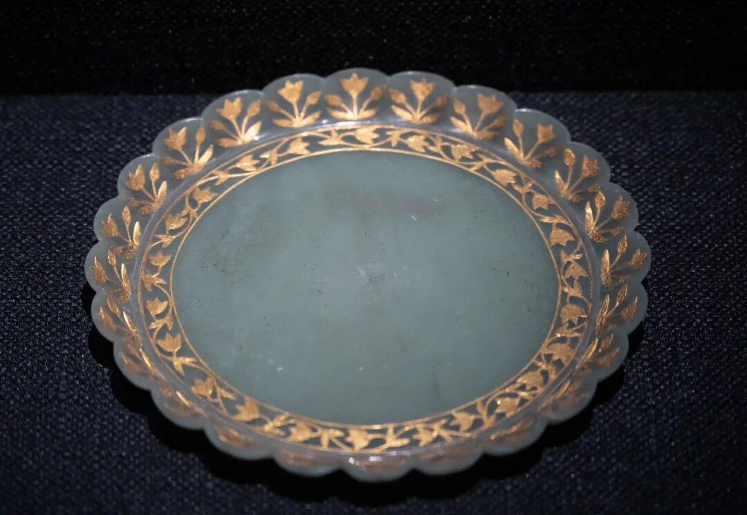 痕都斯坦青玉嵌金花叶纹菊瓣式盘.jpg