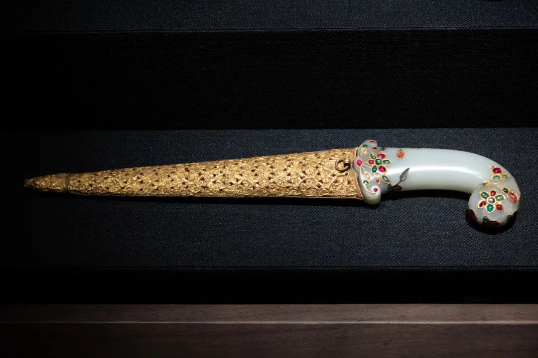 痕都斯坦白玉嵌宝石柄金鞘匕首.jpg