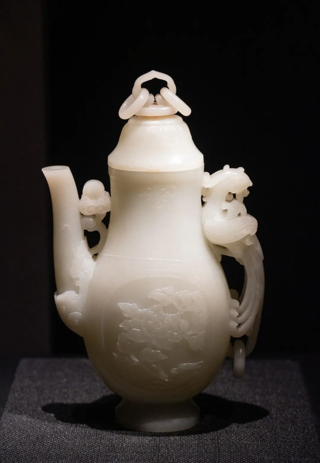 白玉花卉纹凤柄执壶.jpg