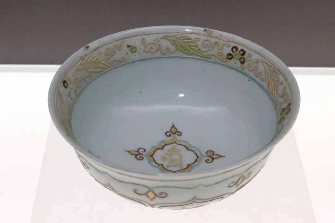 景德镇窑卵白釉加彩梵文碗.JPG