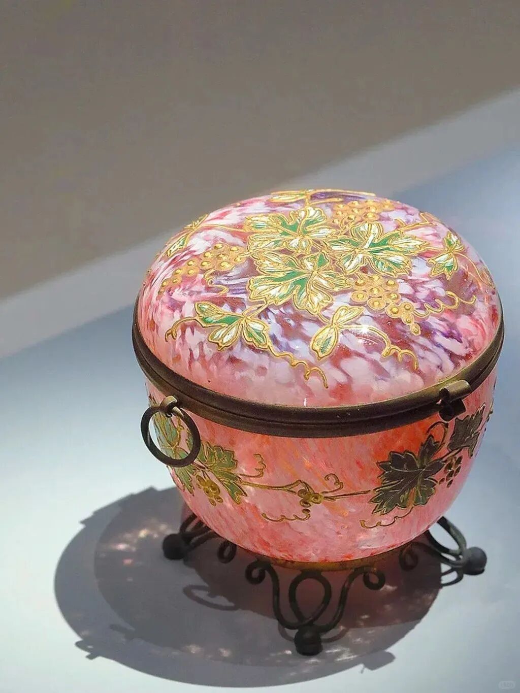 这件精致唯美的粉盒色彩明艳,花纹繁缛,精巧别致,玲珑剔透,其外表乳白