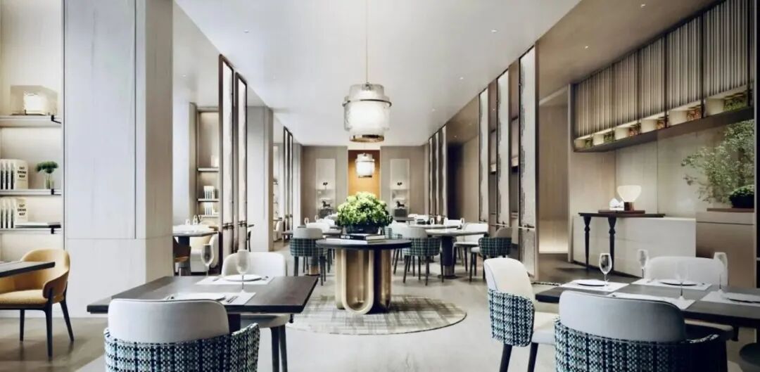 餐厅用餐区有桌椅、餐具摆设和一个带花卉装饰的大型中央桌