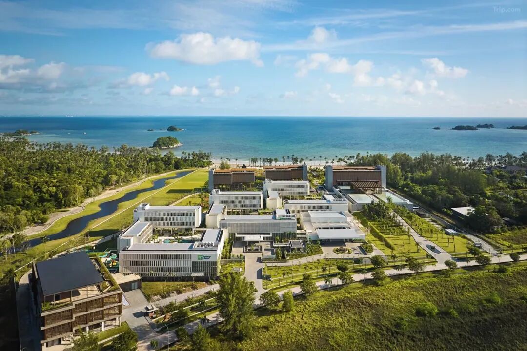 民丹岛拉古海滩假日亲子度假酒店 积分1。8万起泳池直通 12岁以下免费用餐