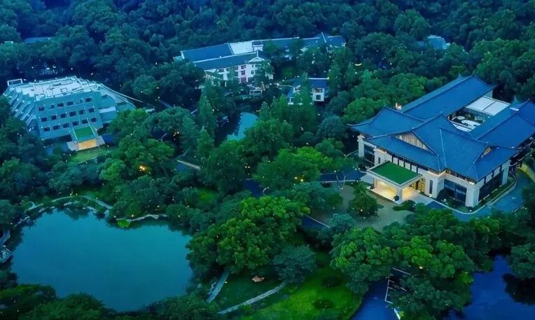 杭州西湖边酒店房券299。5元起 多店周末不加价有效期至2027
