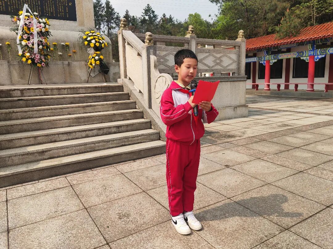 玉山县瑾山小学开展清明节祭英烈主题活动