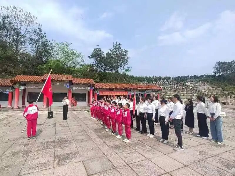 玉山县瑾山小学开展清明节祭英烈主题活动