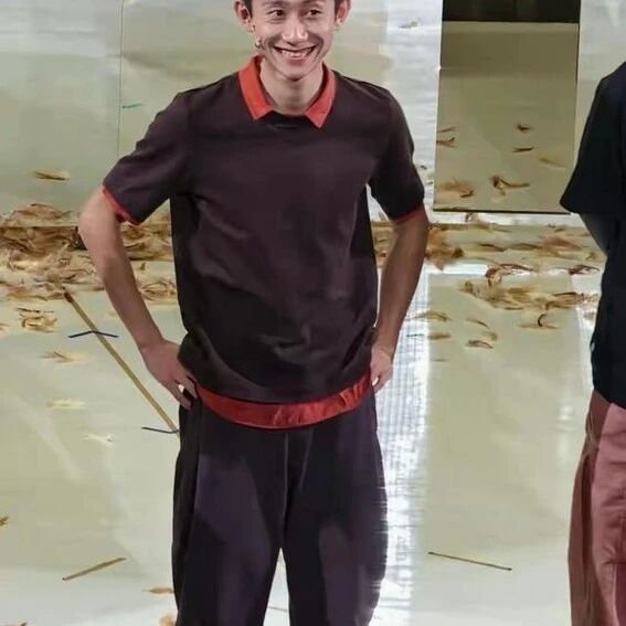 张一山,逆袭了那个在《家有儿女》里上蹿下跳的＂刘星＂,如今三十三岁,竟靠着一场＂发腮＂杀回舆论中心