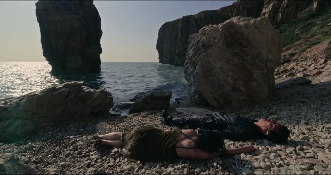 癫狂到引发争议的电影《涉过愤怒的海》，极致的反转，太残酷了