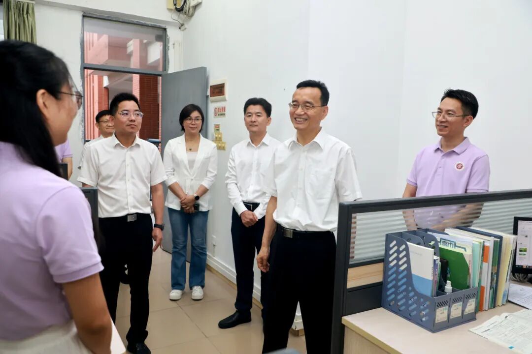 2025年5月7日，市委书记张爱军到肇庆市第一中学高中部调研并慰问高三级教师。肇庆市融媒体中心记者 刘春林 摄.JPG