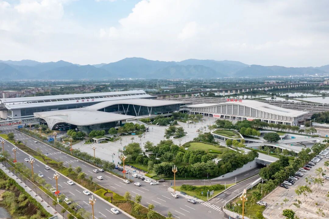 端州站均可,选择肇庆站,肇庆东站,需要乘坐高铁城轨出行,从其他城市来
