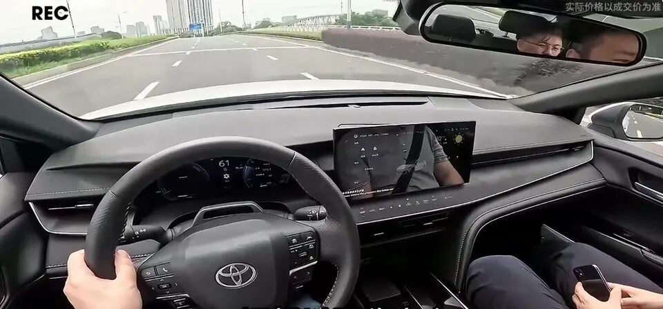 丰田凯美瑞高速行驶，平稳驾驶场景