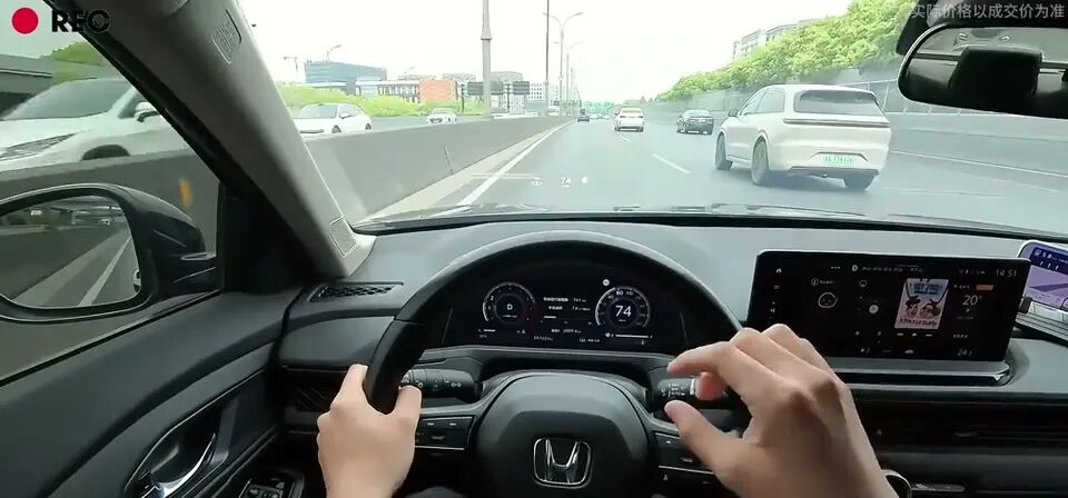 本田雅阁内饰，方向盘和中控设计