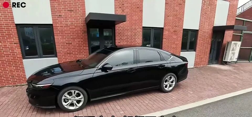 黑色本田雅阁外观，车身线条和整体造型