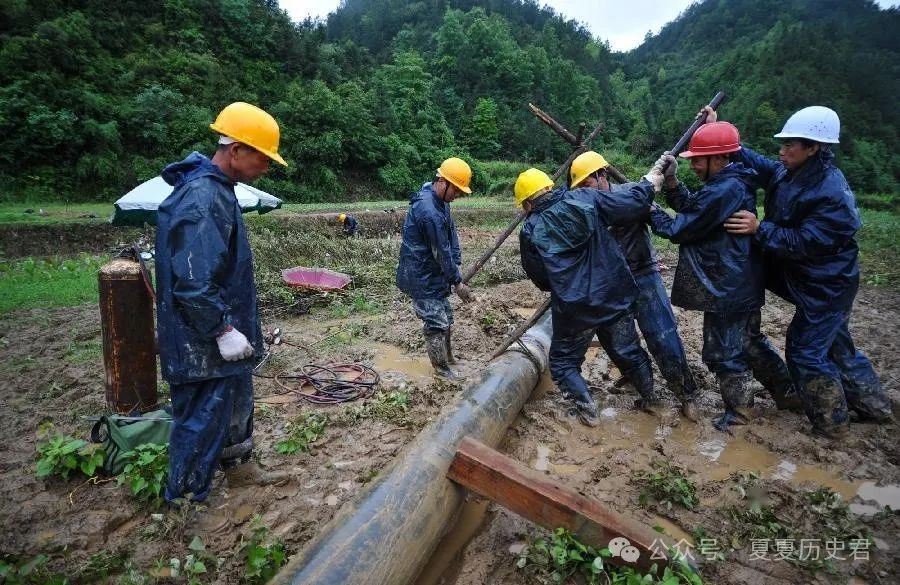 河南老乡为湖南受灾村民煮烩面