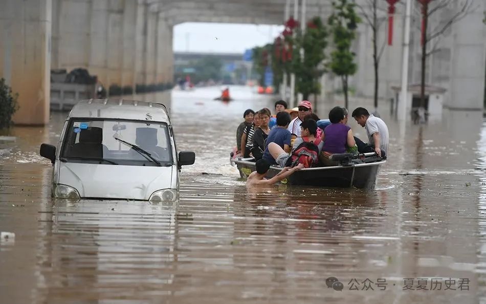 河南老乡为湖南受灾村民煮烩面