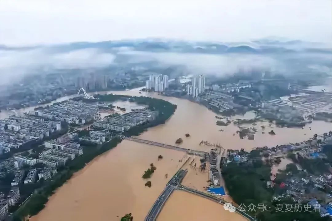 河南老乡为湖南受灾村民煮烩面