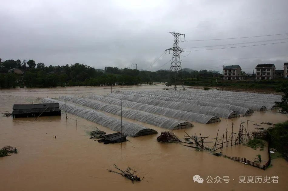 河南老乡为湖南受灾村民煮烩面