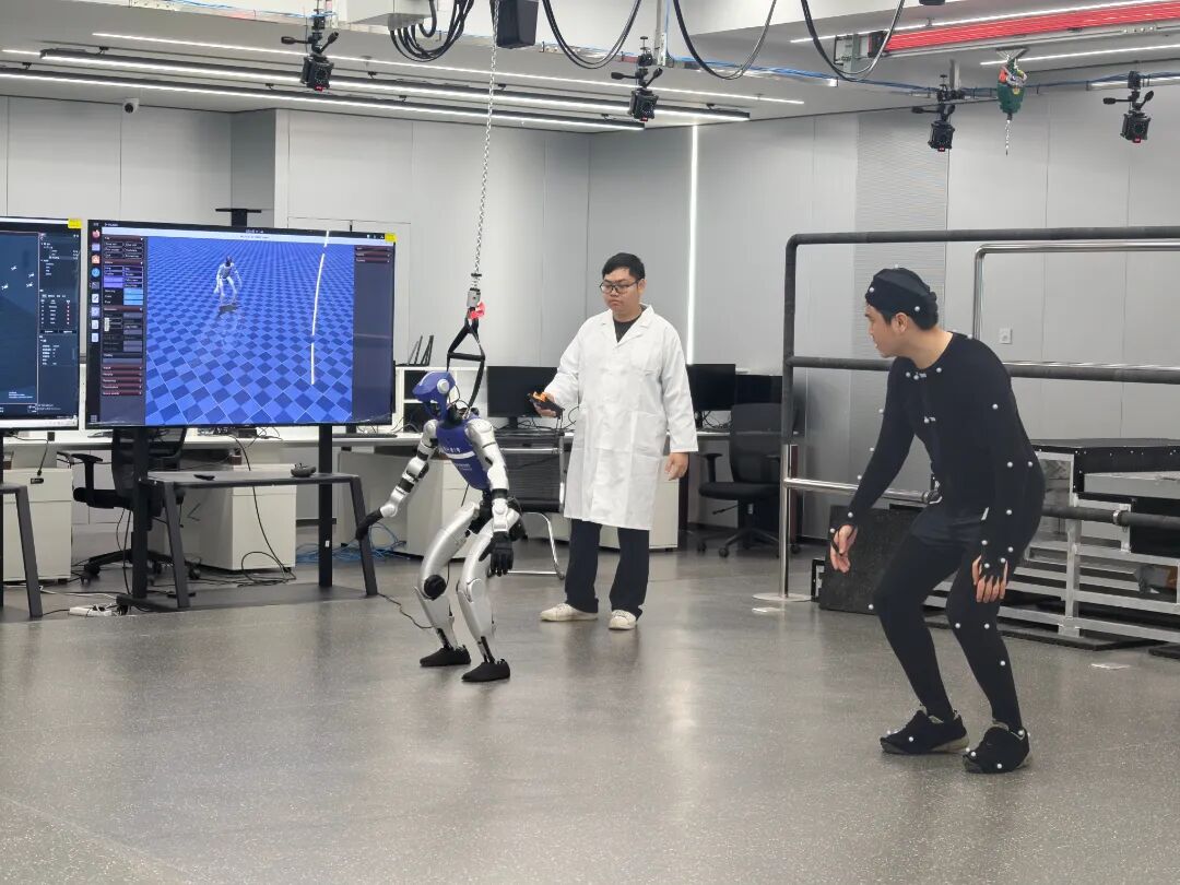 南方电网广东电网公司电力具身智能机器人实验室研究人员正在进行人形机器人电力场景作业数据采集与动作训练。 （黄璐 摄）.jpg