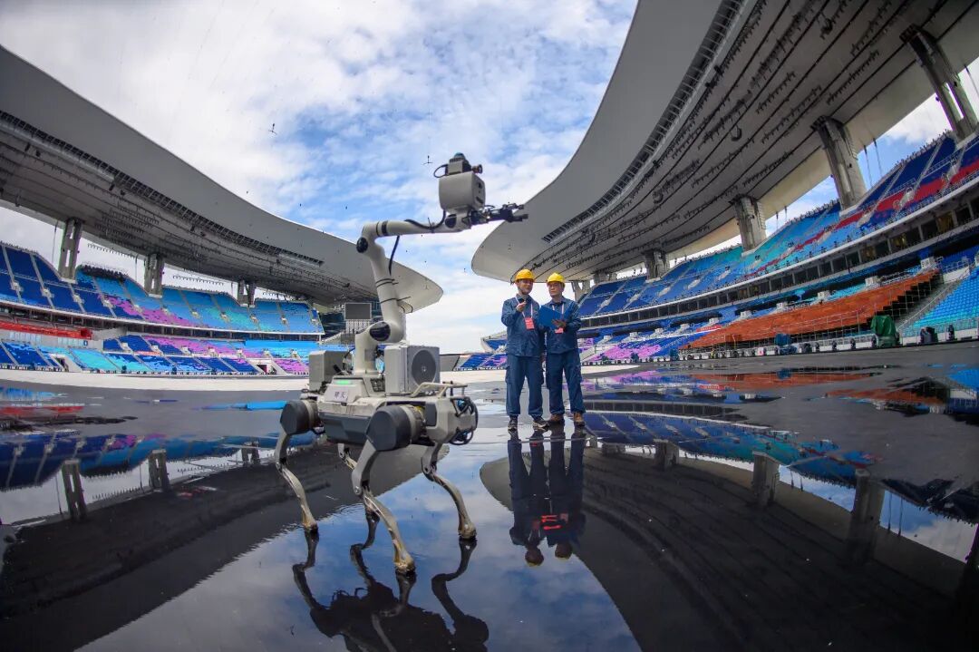 广东电网公司广州黄埔供电局机器狗哮天正在进行十五运会保供电巡检工作。广州供电局  供图.jpg