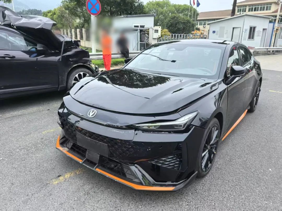 弟弟陪姐姐提新车上高速被姐姐追尾,提车当日就追尾！姐姐新车撞上自家亲弟弟的座驾…..