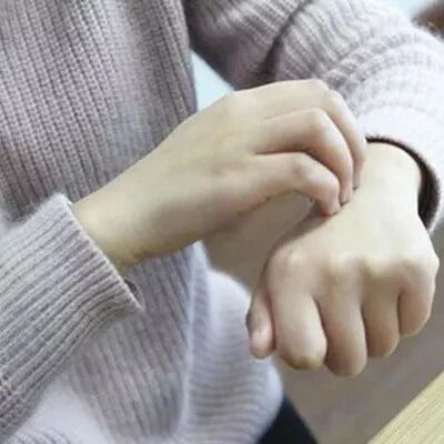 冬天皮肤总是痒痒的，一挠还有皮屑？教你除痒招，告别“冬痒”