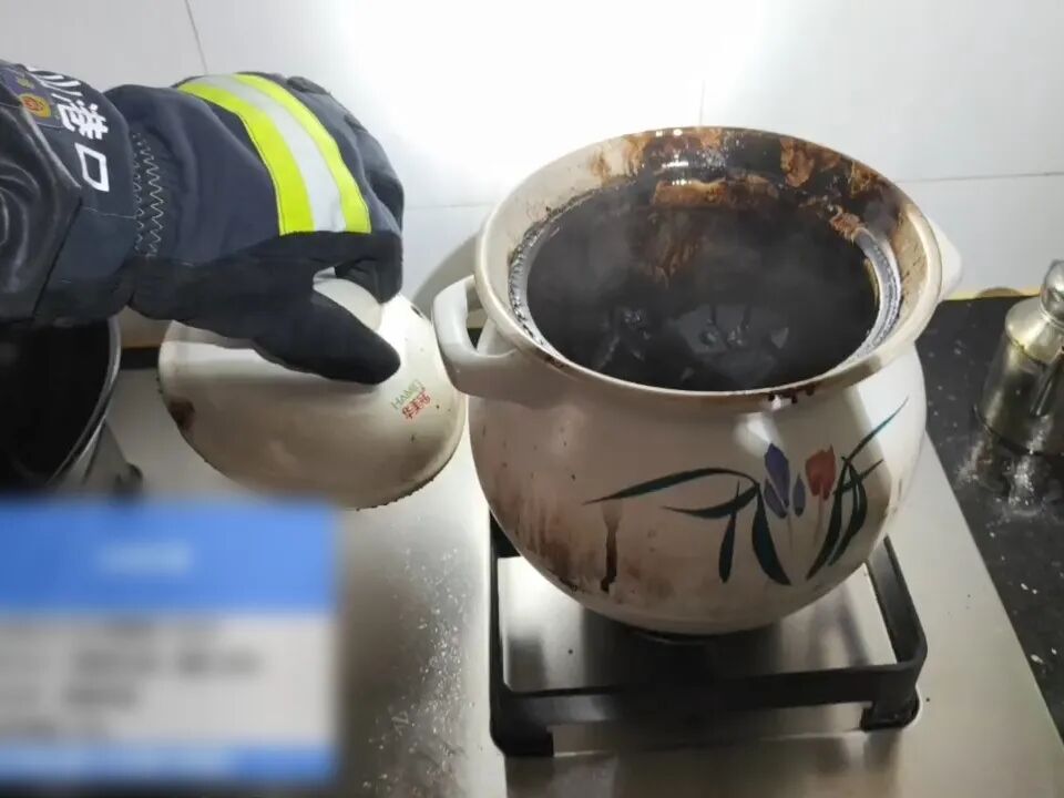 一锅“浓汤”。图源：广东消防