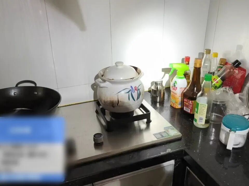 灶台上的锅。图源：广东消防
