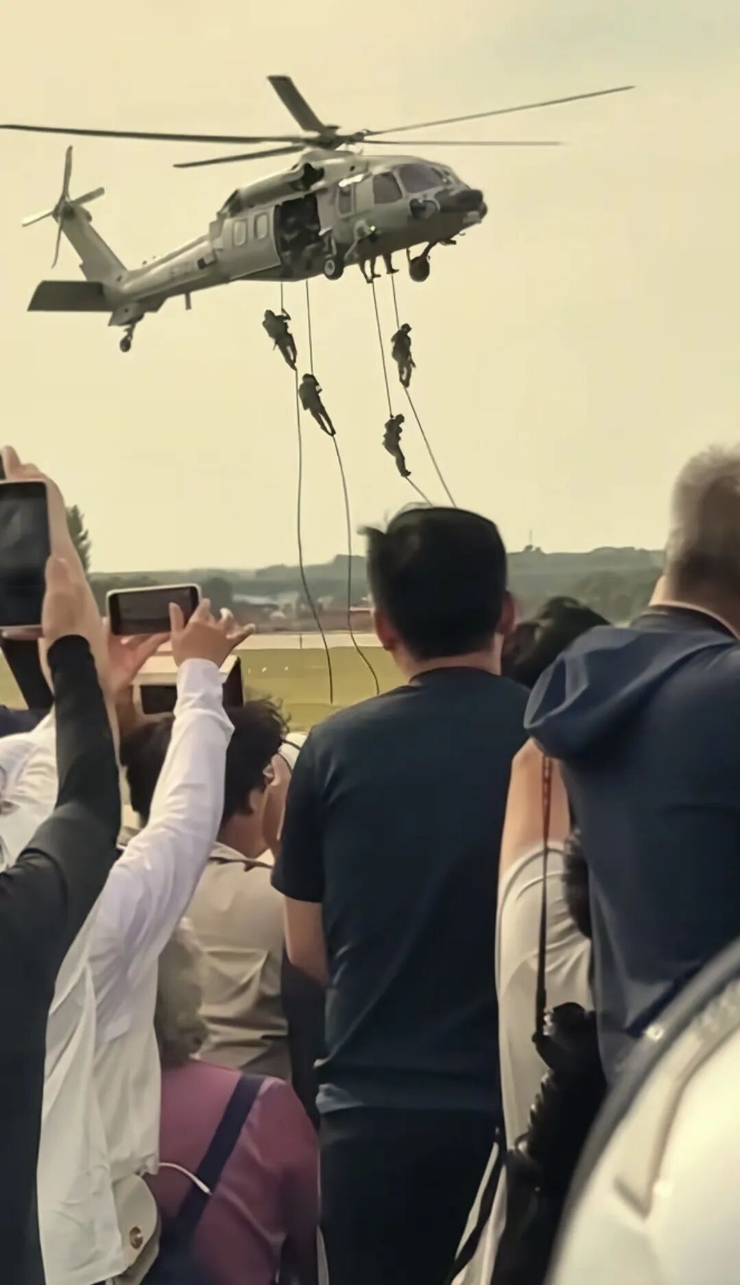 空降兵与观众互动