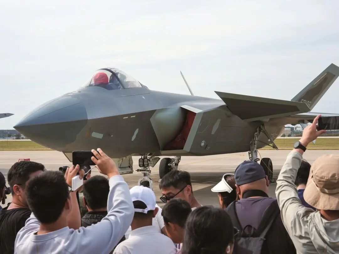 观众近距离观看歼-20