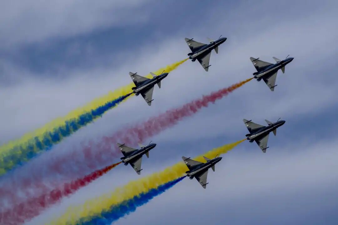 八一飞行表演队编队飞行