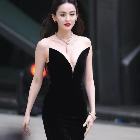 古力娜扎 超深V裙快到肚脐了