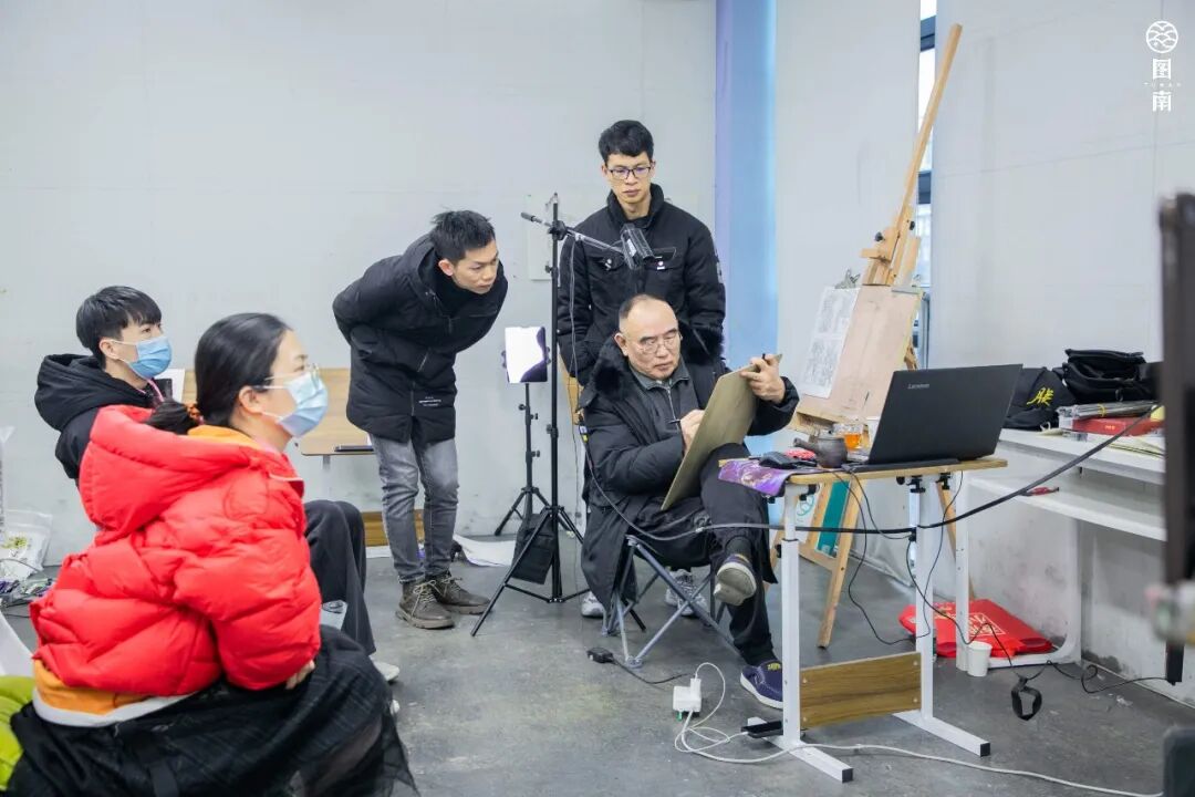 课堂上,速写组老师们认真查看和记录教授的范画和讲解重点,通过深入