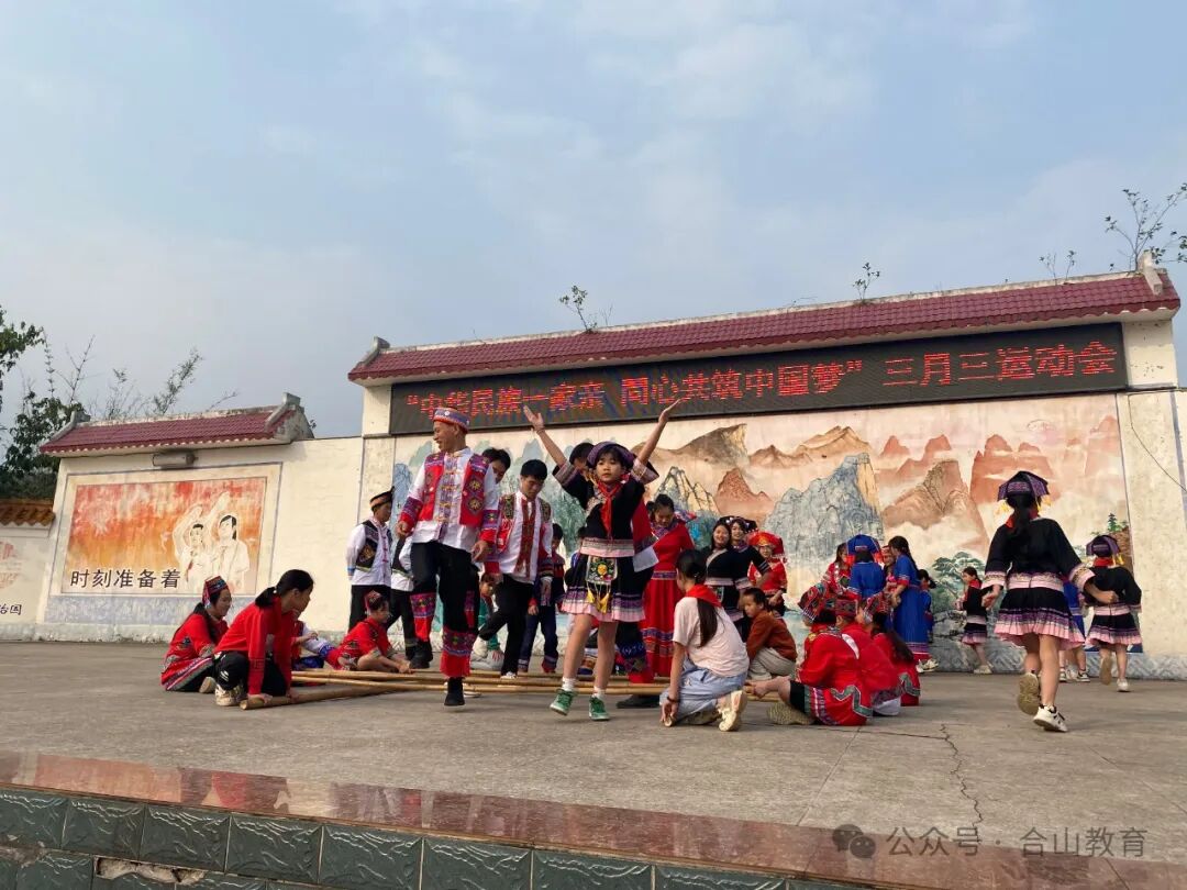 广西三月三八桂嘉年华多彩三月三传承壮乡情合山市各校园开展三月三