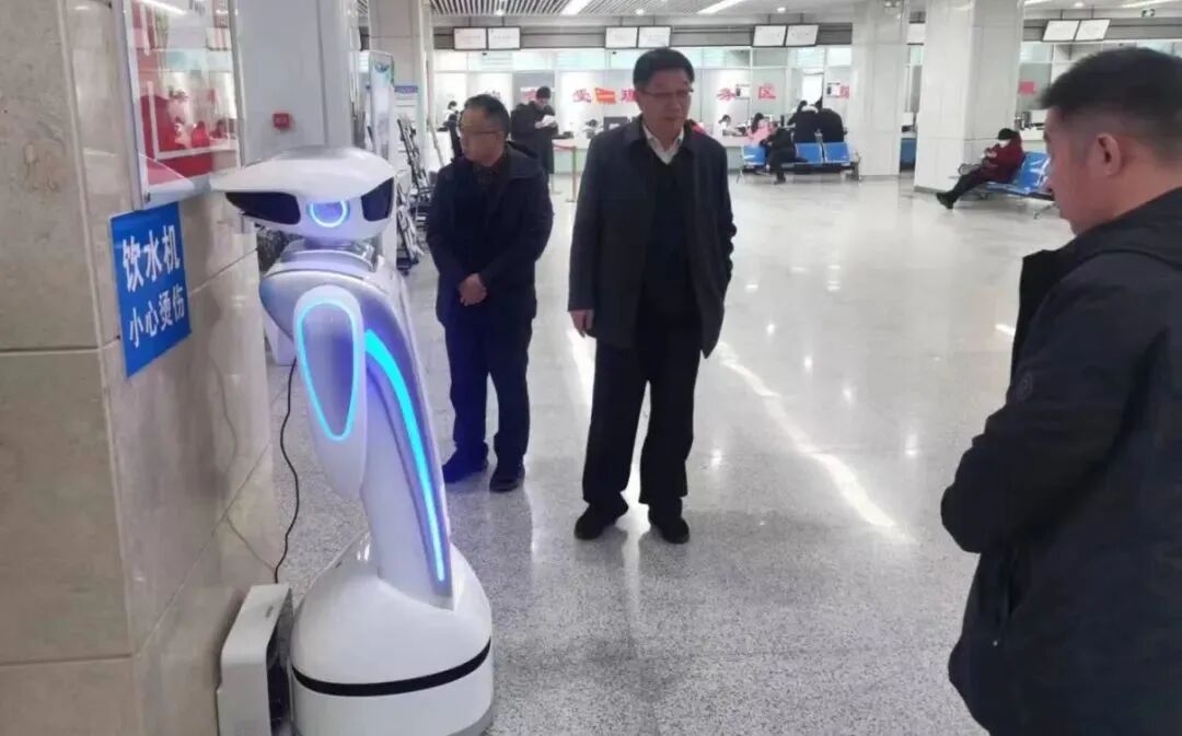 河南：智能机器人“小律”现身南阳市政务服务大厅，为民服务出新招