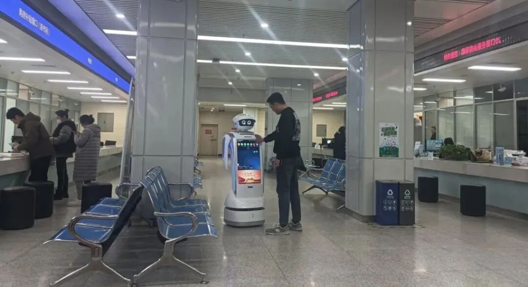 河南：智能机器人“小律”现身南阳市政务服务大厅，为民服务出新招