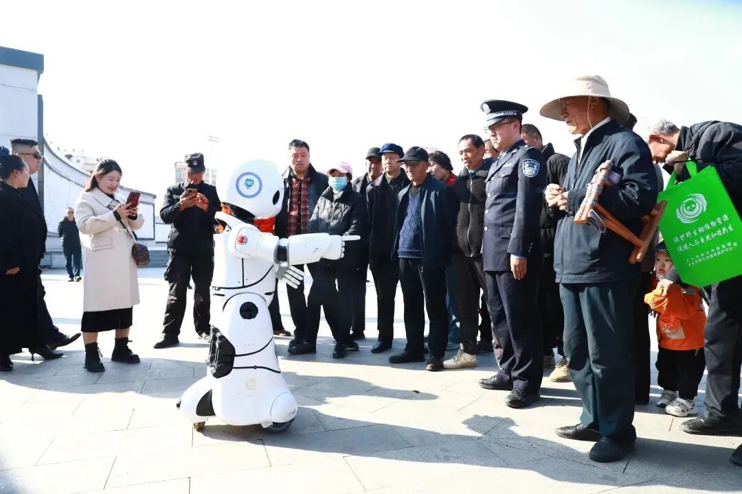 小律智能机器人：“传统+现代”多场景应用，助推现代警务提速增效