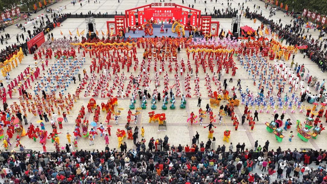 2月27日，汉滨区春节社火巡游展演活动在安康中心城区举行。  东京  摄 (2).JPG